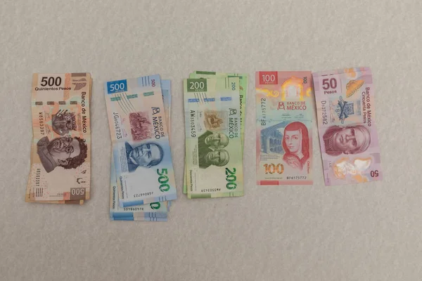 Peso Mexicano Notas Organizadas Por Denominação Uma Superfície Mármore — Fotografia de Stock