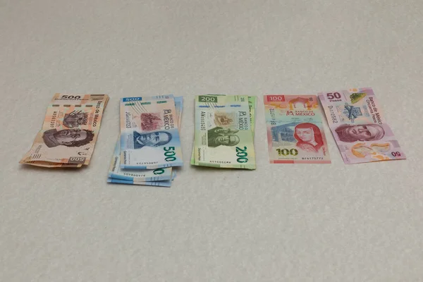 Billetes Individuales Pesos Mexicanos Solamente Sobre Una Mesa Arreglada Por — Foto de Stock