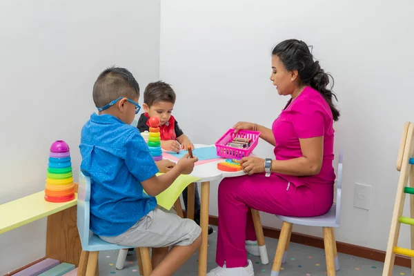 Latina Pediatrician Doctor Playing Two Children Table Toys Her Office — ストック写真
