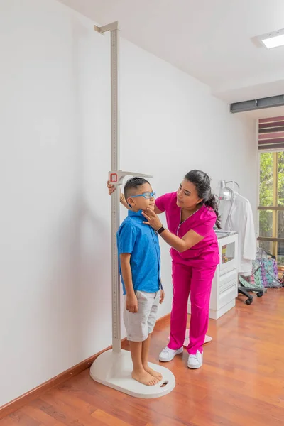 Latina Pediatrician Measuring Child Wall Ruler Her Office — ストック写真
