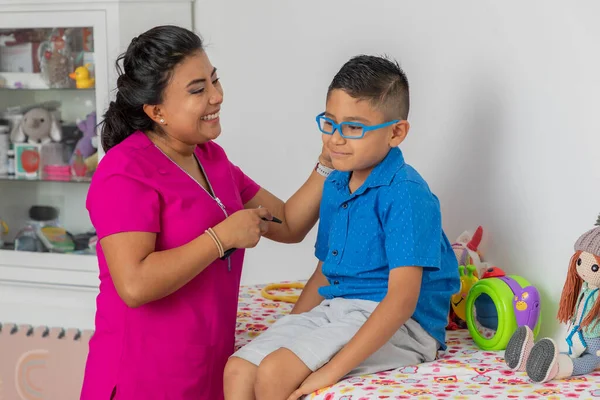Pediatrician Woman Smiling While Checking Child Who Sitting Bed Her — Stockfoto