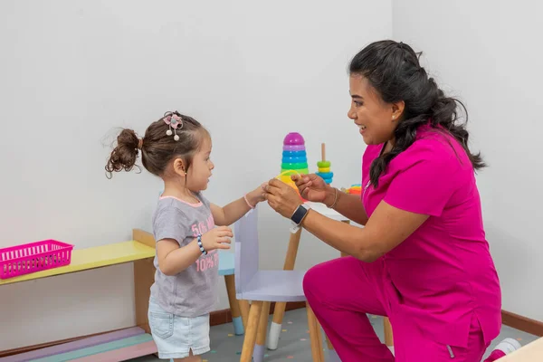 Pediatric Doctor Places Bracelet Girl Reward Consultation She Gave Her — Foto de Stock