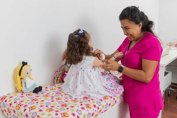 Female Pediatrician Doctor Measuring Girls Arm Her Medical Office — Stockfoto