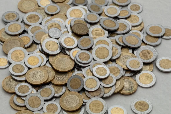 Кучу Мексиканских Песо Монет Различных Номиналов Копировальным Пространством — стоковое фото