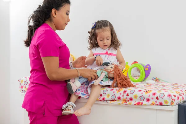 Girl Taking Temperature Her Wrist While She Consultation Her Pediatrician — ストック写真