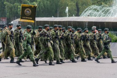 Meksika, Mexico City-16 Eylül 2021: Silahlı Kuvvetler, Ulusal Ordu, Meksika Bağımsızlık Yürüyüşü 'nün anısına Reforma Bulvarı' nda yürüyor.