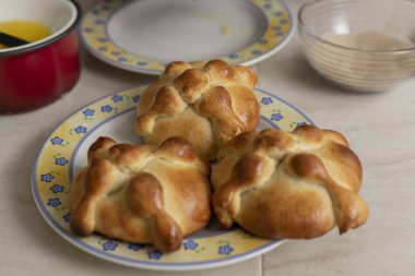 Pan de Muerto taze pişmiş, Meksika mutfağının tezgahında.