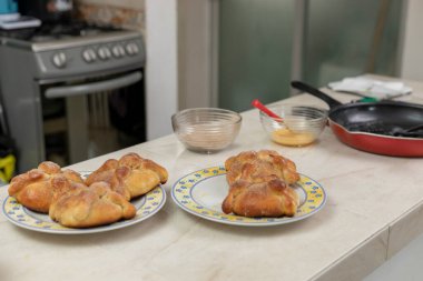 Meksika mutfağının tezgahında taze pişmiş ölü ekmeği..
