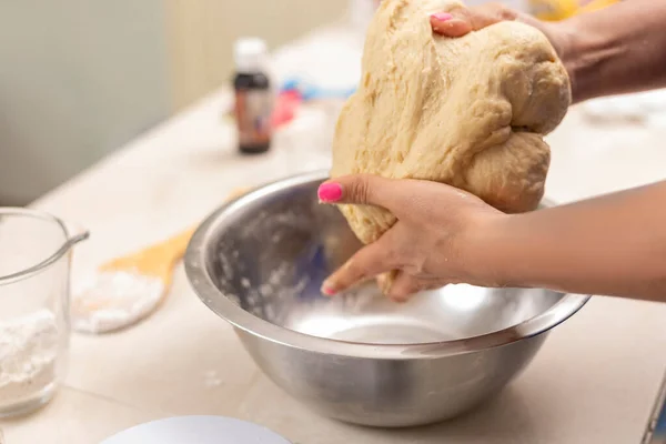 Dłonie Kobiet Ugniatanie Składników Aby Pan Muerto — Zdjęcie stockowe