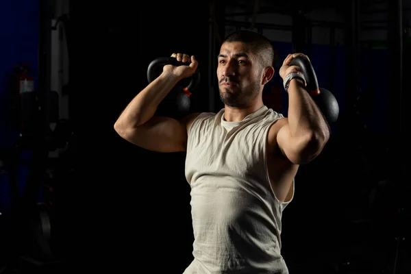 Homem Com Dois Kettlebells Fazendo Exercícios Braço Ginásio — Fotografia de Stock