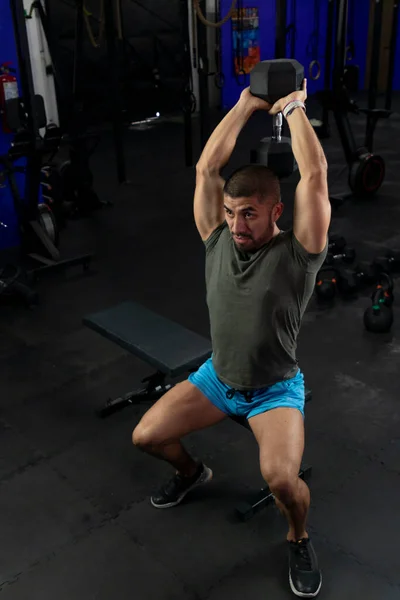 Homem Latino Muscular Fazendo Exercícios Para Bíceps Sentado Banco Ginástica — Fotografia de Stock