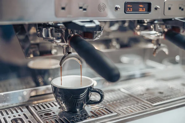 카페테리아에서 커피를 끓이는 직업적 인 커피 머신 — 스톡 사진