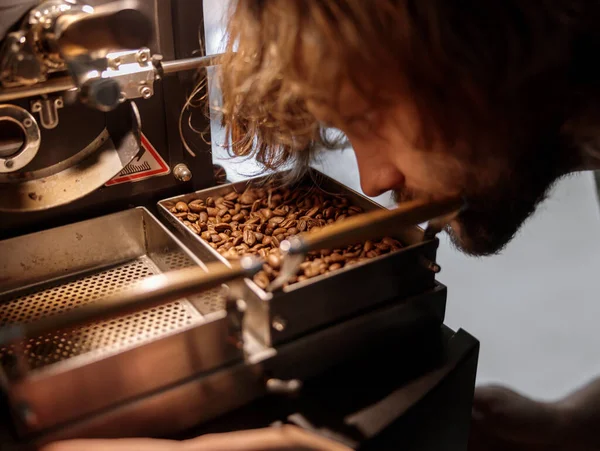Professzionális pörkölő kávépörkölő géppel a gyárban — Stock Fotó