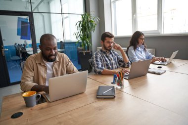 Modern bilgisayarlarda yeni finansal projeler yapan insanlar