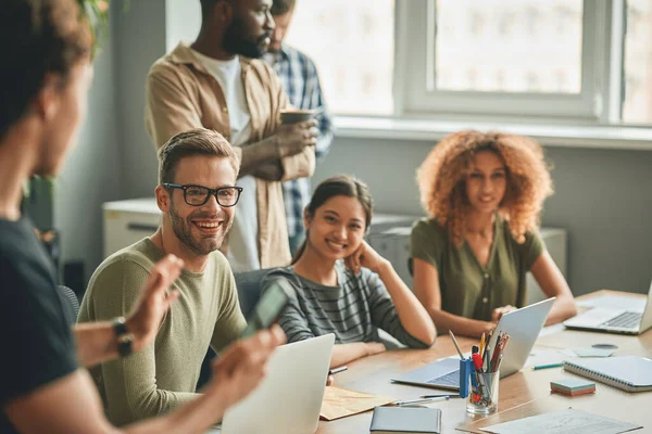 Fröhliche junge Menschen, die sich von ihrer Karriere inspirieren lassen — Stockfoto