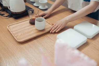 Kafeteryada nefis kahve servisi yapan bayan barista.