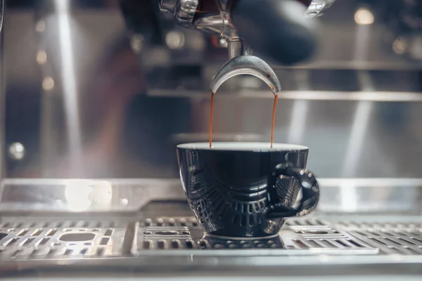 Máquina de café profesional elaborando café en la cafetería — Foto de Stock