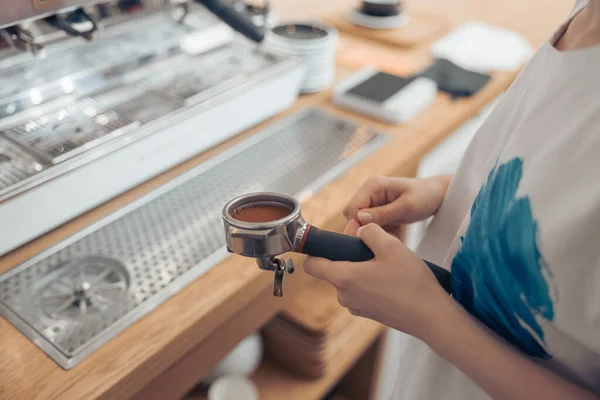 Feminino barista mãos segurando portafilter com café moído fresco — Fotografia de Stock