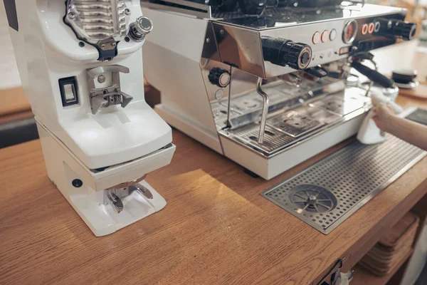 식당에서 전문 커피 머신을 청소하는 바리스타 — 스톡 사진