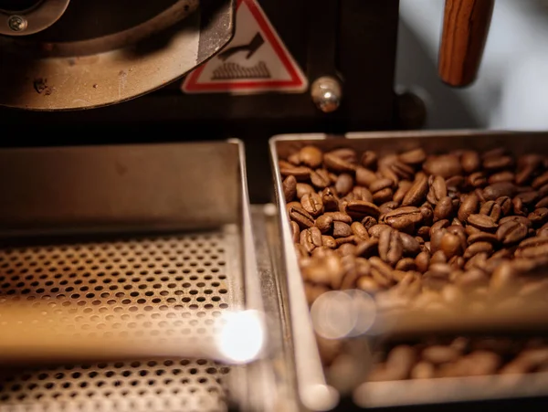 커피 원두가 달린 산업용 커피볶는 기계 — 스톡 사진
