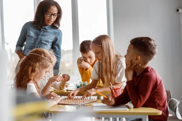 Elever Som Använder Geoboard För Att Utveckla Sitt Matematiska Tänkande — Stockfoto