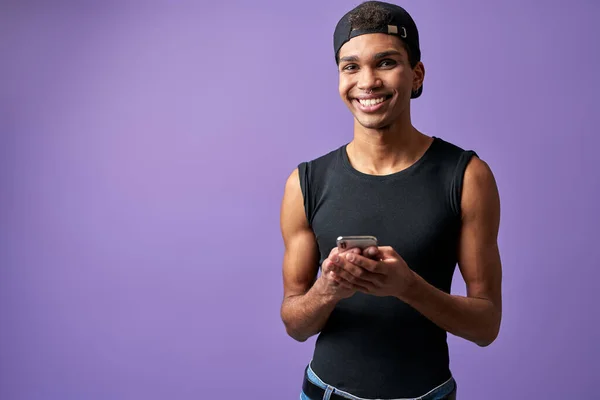 Transgender Lächelnder Mann Mit Handy Der Hand Auf Lila Hintergrund — Stockfoto