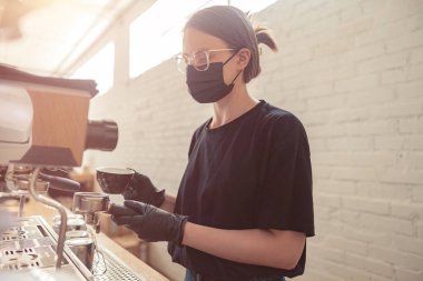Kahve, servis ve yemek servisi yapan profesyonel bir barista.