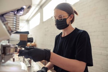 Profesyonel barista taze kahve yapıyor.