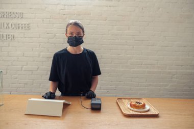 Profesyonel barista siparişiyle müşteri bekliyor.