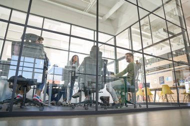 Personel konferans odasındaki anlaşmaların şartları hakkında konuşuyor