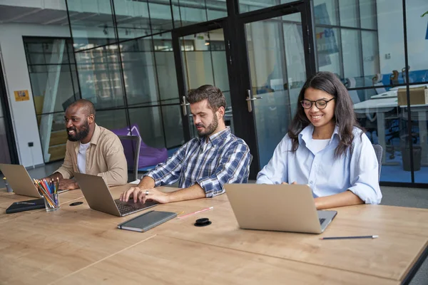 Personnel discutant du thème de l'emploi avec le directeur — Photo