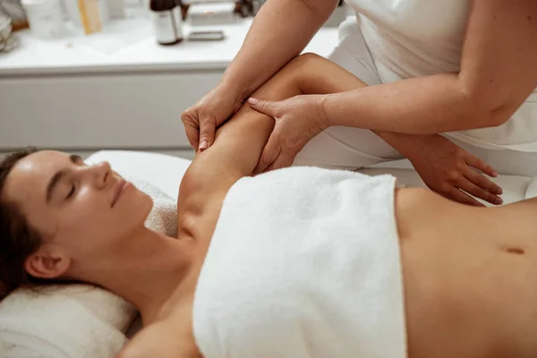 Belle jeune femme recevant un massage professionnel dans un salon de spa — Photo