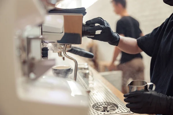 Mulher está preparando cappuccino no café — Fotografia de Stock