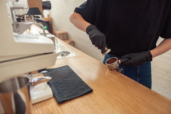 Barista trabajando en cafetería en pandemia covid-19 — Foto de Stock