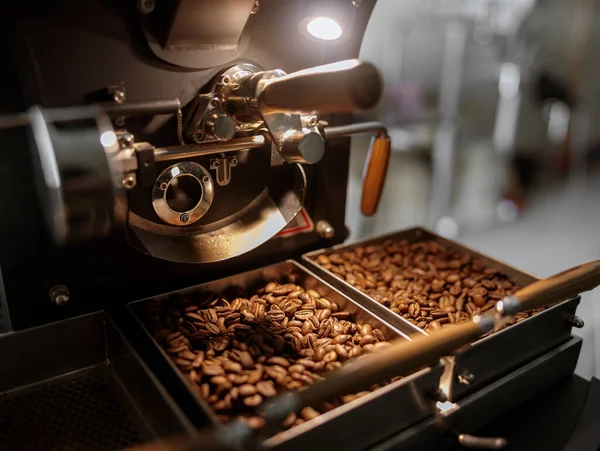 Aromás Frissen Pörkölt Kávébab Közelsége Professzionális Pörkölő Gép Fémtartályában — Stock Fotó