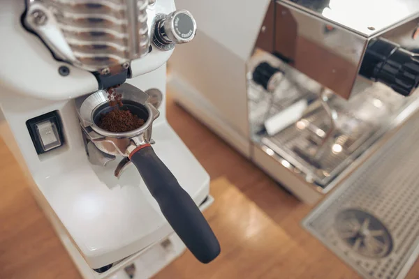 카페테리아에 포르타 필터가 부착 된 전문 자동 커피 머신 — 스톡 사진