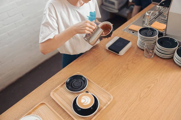 Női barista cappuccinót készít a kávézóban — Stock Fotó