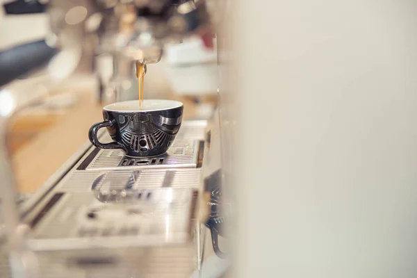 Latte kávéfőző gép gőzzel kávézó — Stock Fotó