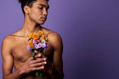 Elinde çiçek buketi olan transseksüel bir gencin portresi. Seksi İspanyol manken pozu. Boşluğu kopyala