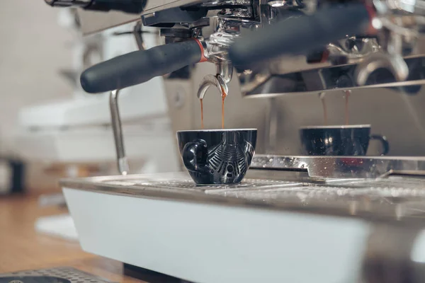 Máquina de café profissional que fabrica café expresso na cafetaria — Fotografia de Stock