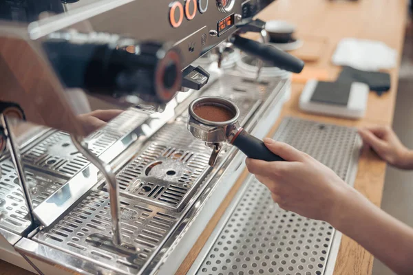 Női barista, modern kávéfőző géppel az ebédlőben — Stock Fotó