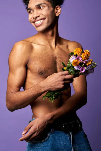 Homem atlético transgênero sorridente com flores close-up retrato tiro. Desportista torso nu — Fotografia de Stock