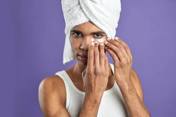 Primer plano retrato de joven afroamericano hombre uso gel ojo anti-arrugas parche en toalla de baño — Foto de Stock