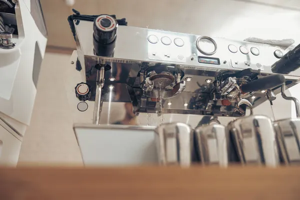 カフェテリアでカウンターでプロの現代的なコーヒーマシン — ストック写真