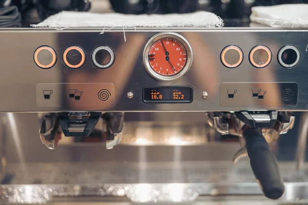 카페에서 전문 커피 머신 위에서 옷을 세탁하는 모습 — 스톡 사진