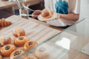 Lezzetli hamur işleriyle dolu bir kadın tabağı.