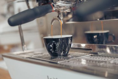 Kahve dükkanında kahve yapan profesyonel espresso makinesi.