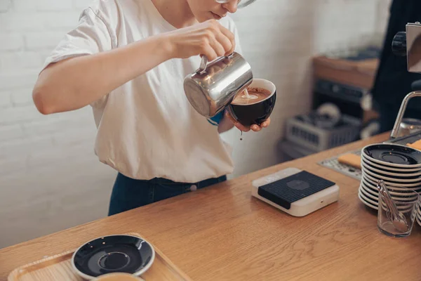 Fiatal nő csinál cappuccino a kávézóban — Stock Fotó