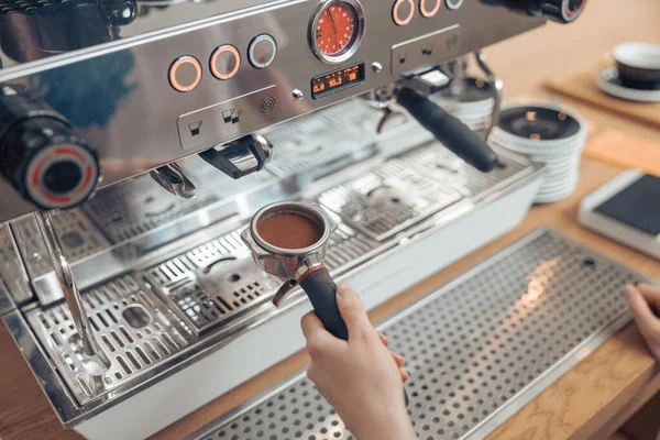 Női barista professzionális kávéfőző géppel az ebédlőben — Stock Fotó