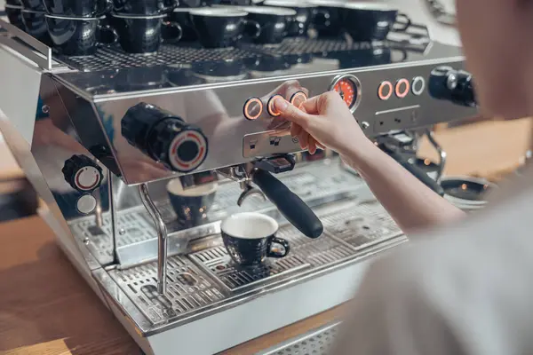 카페테리아에서 현대 커피 머신을 사용하는 젊은 여자 바리스타 — 스톡 사진